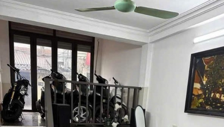 Cho thuê nhà Ở NHÓM 6 NGƯỜI, HỘ GĐ MP Lãng Yên - Hai Bà Trưng DT   45m2 - 3 tầng - 4N- Giá 13 Triệu